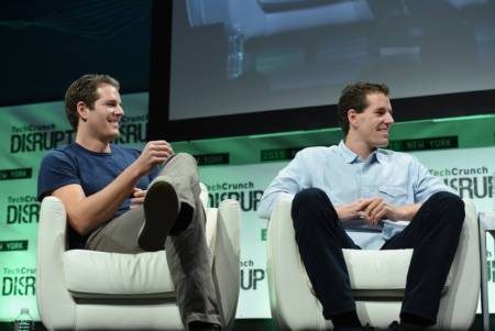 Tyler Winklevoss (l) and Cameron Winklevos (r) auf der TechCrunch Disrupt NY 2015, Photo by Noam Galai/Getty Images (https://creativecommons.org/licenses/by/2.0/)